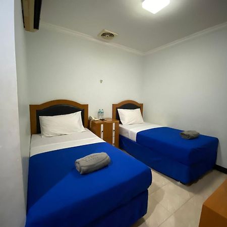 Karsa Utama Hotel Giacarta Esterno foto