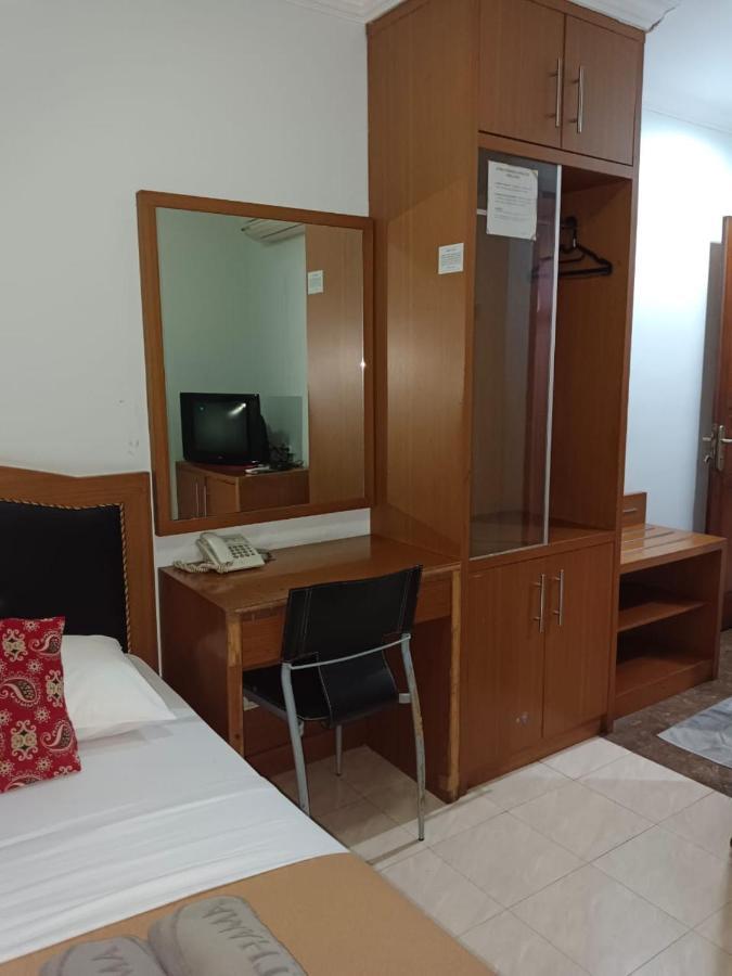 Karsa Utama Hotel Giacarta Esterno foto