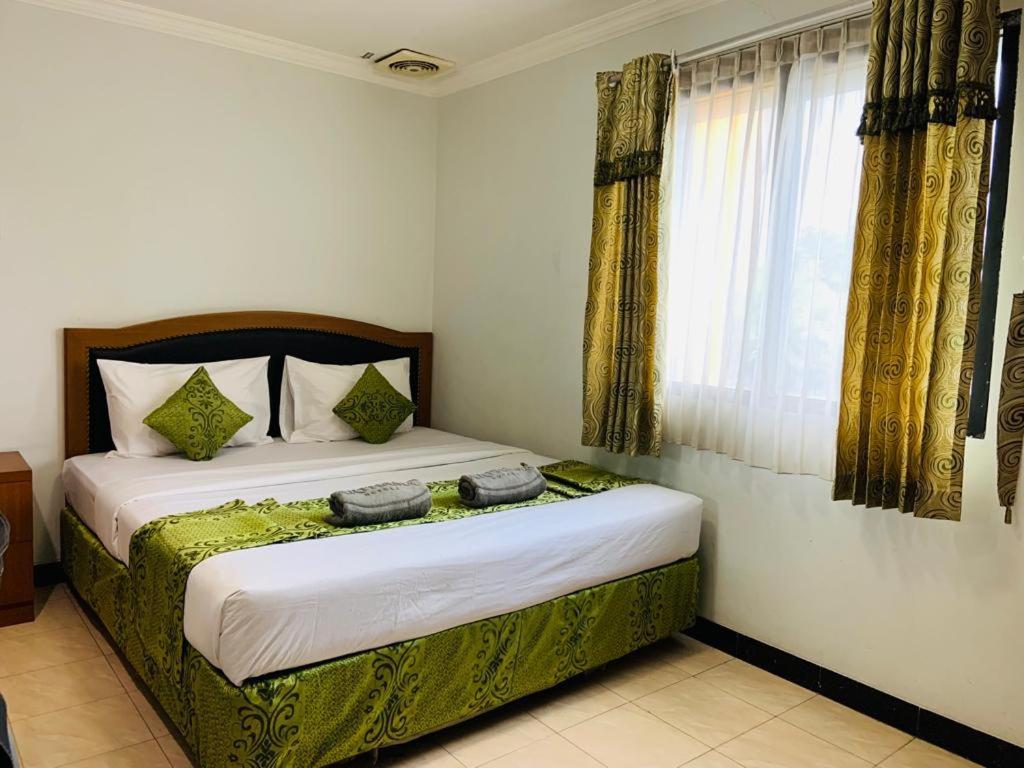 Karsa Utama Hotel Giacarta Esterno foto
