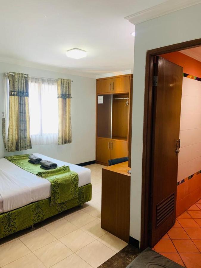 Karsa Utama Hotel Giacarta Esterno foto