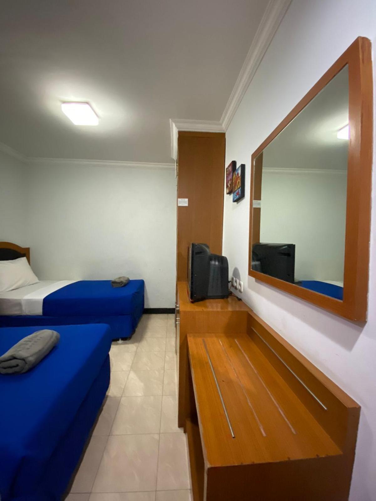 Karsa Utama Hotel Giacarta Esterno foto