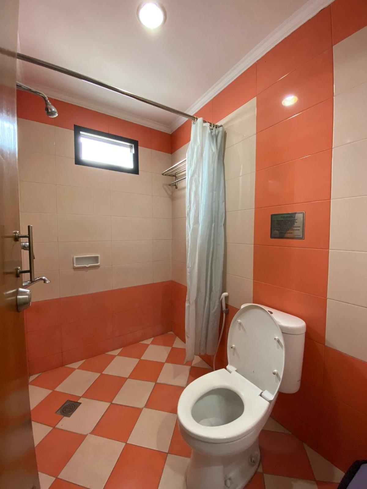 Karsa Utama Hotel Giacarta Esterno foto