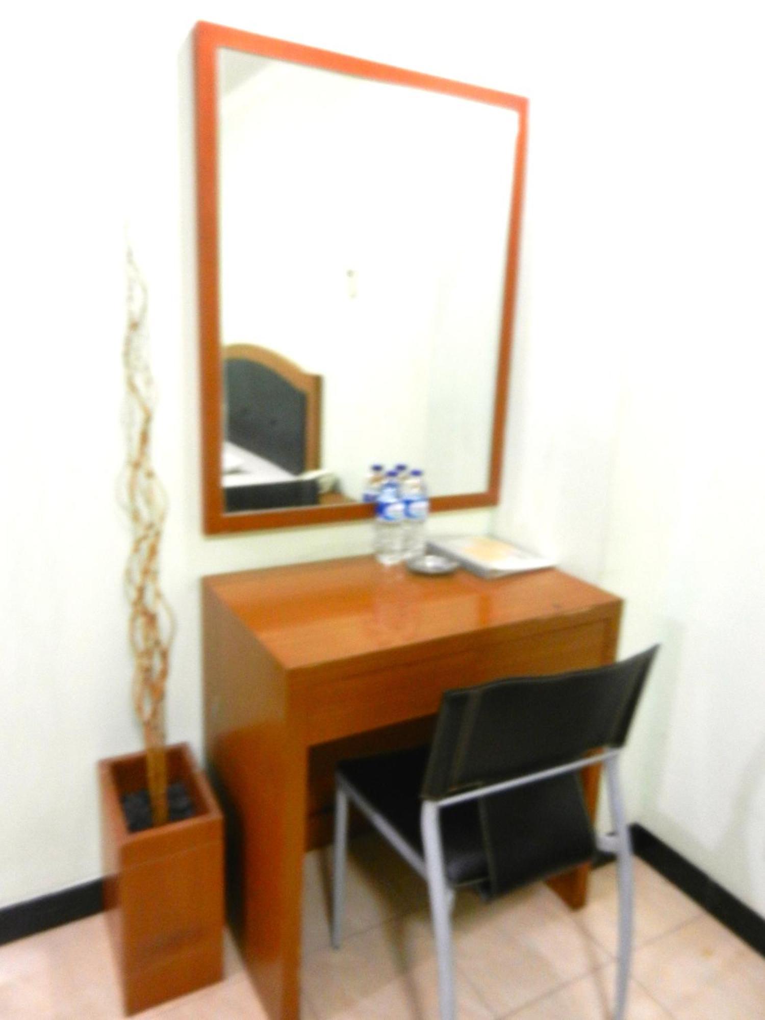 Karsa Utama Hotel Giacarta Camera foto
