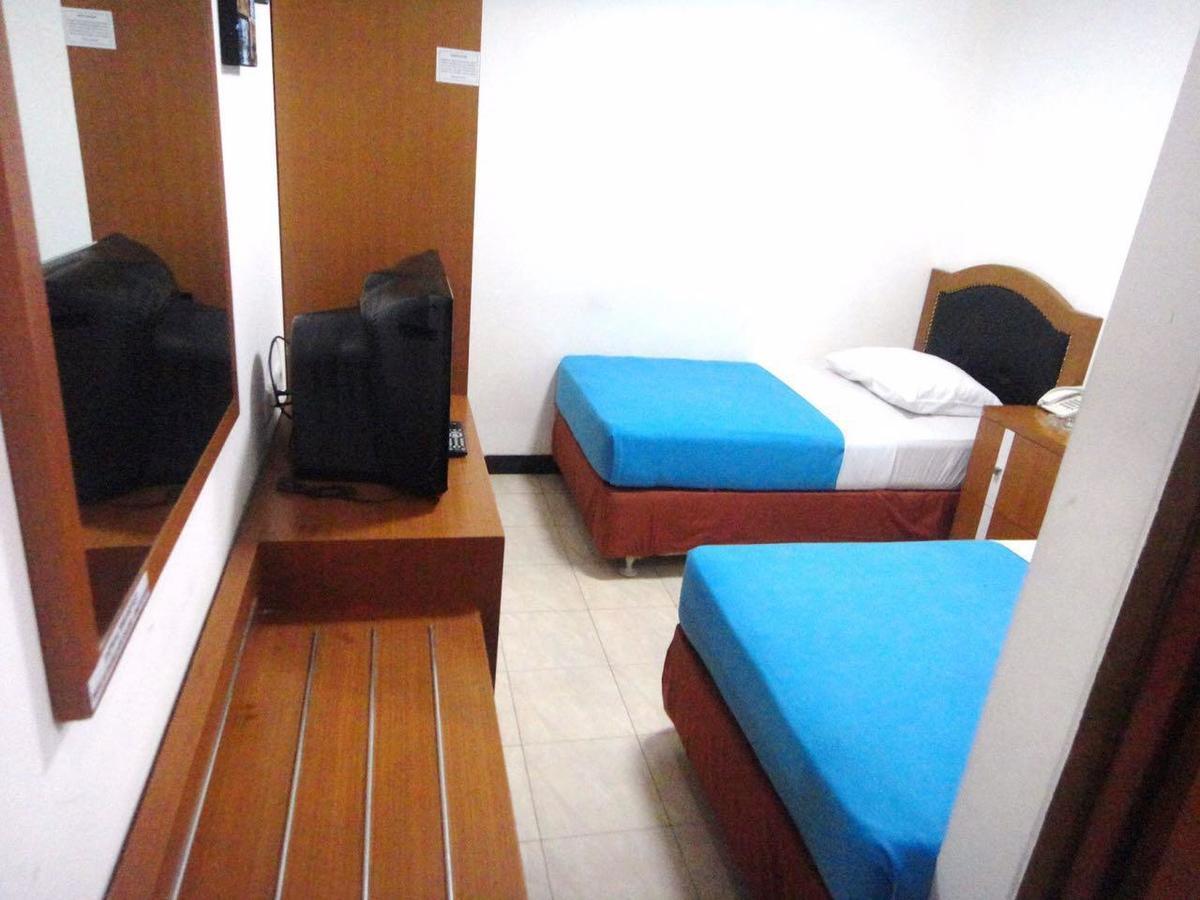 Karsa Utama Hotel Giacarta Esterno foto