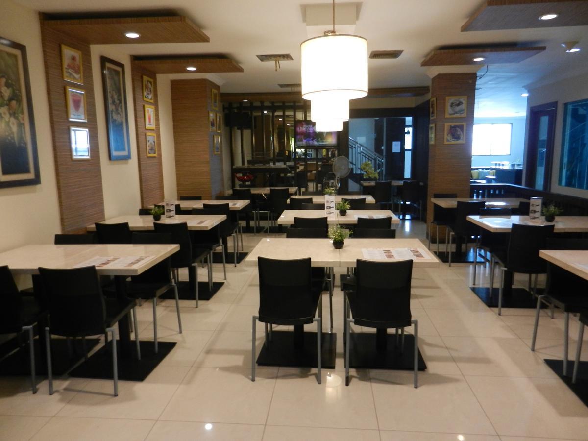 Karsa Utama Hotel Giacarta Esterno foto